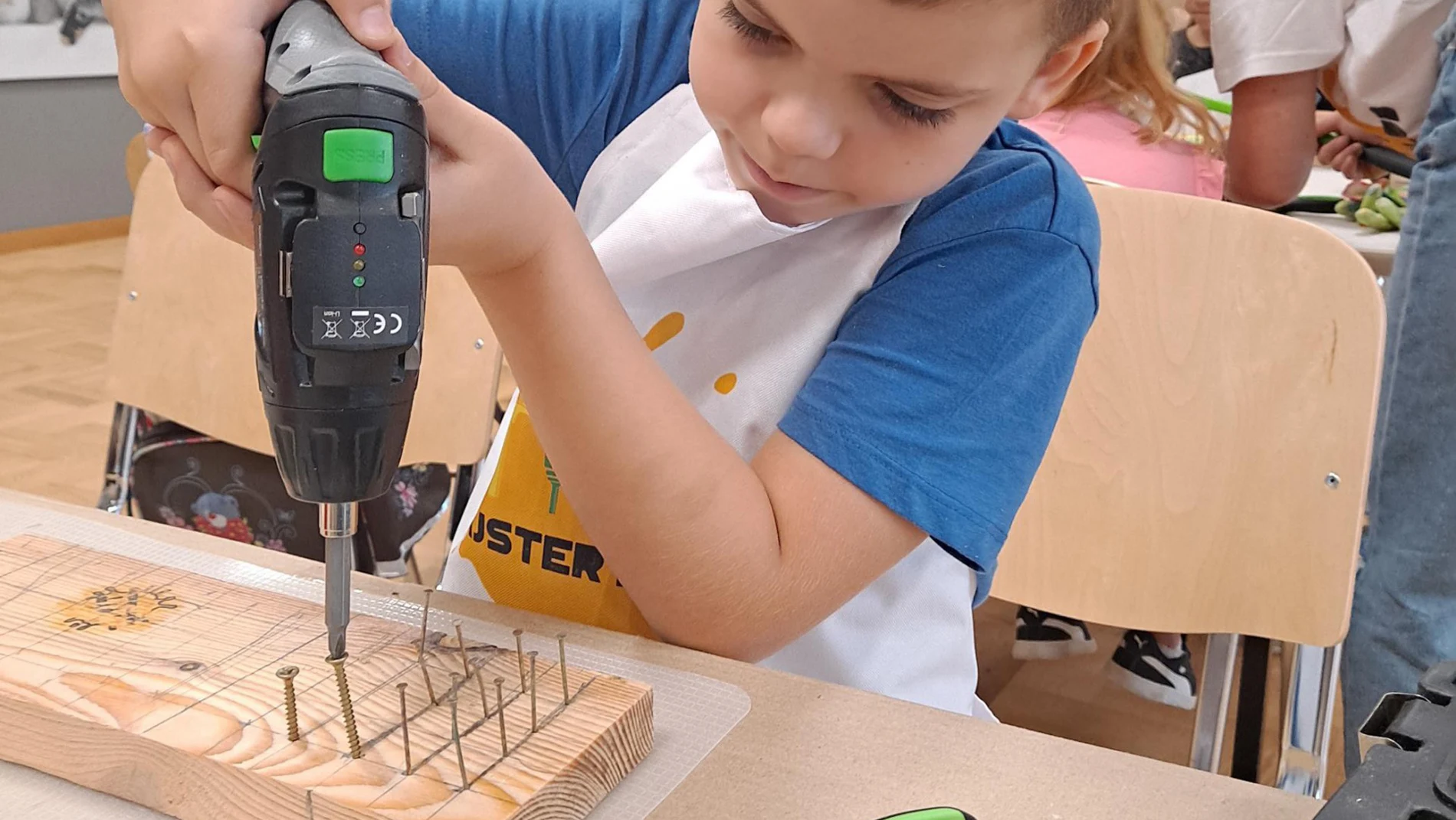 Dziecko na zajęciach w majster klub